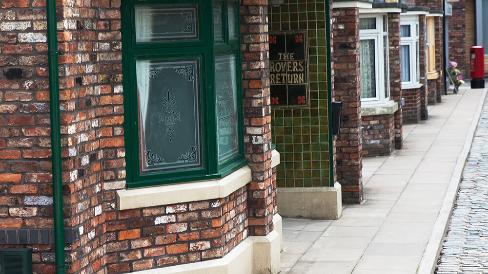  Coronation Street es una serie de televisión británica de larga duración que se emite en ITV desde 1960. La serie sigue la vida de los residentes de una calle ficticia en Manchester llamada Coronation Street. Es una de las series de televisión más antiguas y populares del Reino Unido, y ha sido transmitida en más de 60 países en todo el mundo. La serie ha ganado numerosos premios y ha sido acl 
