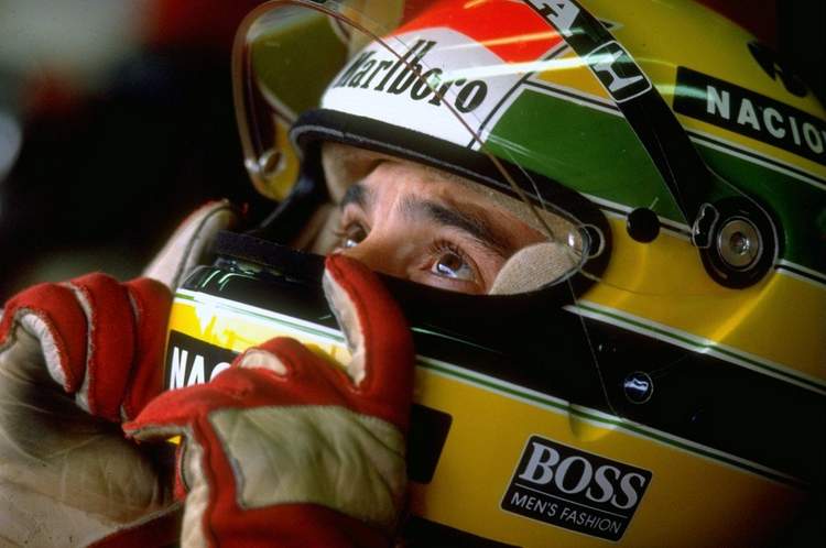  Senna est un pilote de course brésilien qui a remporté trois championnats du monde de Formule 1. Il est considéré comme l'un des plus grands pilotes de tous les temps et est souvent appelé 