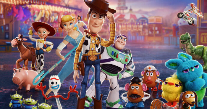  Toy-Story-4-uk è il quarto film della serie Toy Story, prodotto da Pixar Animation Studios e distribuito da Walt Disney Pictures. Il film segue le avventure dei giocattoli Woody, Buzz Lightyear e dei loro amici mentre cercano di aiutare un nuovo giocattolo, Forky, a trovare il suo posto nel mondo. Il film è stato rilasciato nel Regno Unito il 21 giugno 2019 ed è 
