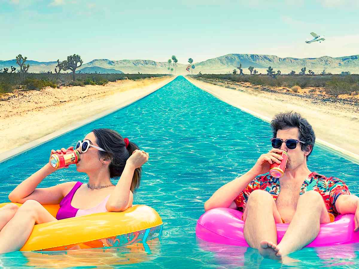 Palm Springs è una città situata nella contea di Riverside, in California. È una popolare destinazione turistica grazie al suo clima caldo e secco, alle sue numerose piscine e campi da golf, e alla sua vicinanza alle montagne di San Jacinto. È anche conosciuta per i suoi festival di musica e cinema, tra cui il famoso Coachella Valley Music and Arts Festival. 