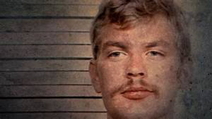  Jeffrey Dahmer è stato un noto serial killer americano che ha commesso una serie di omicidi e atti di cannibalismo negli anni '80 e '90. È stato soprannominato 