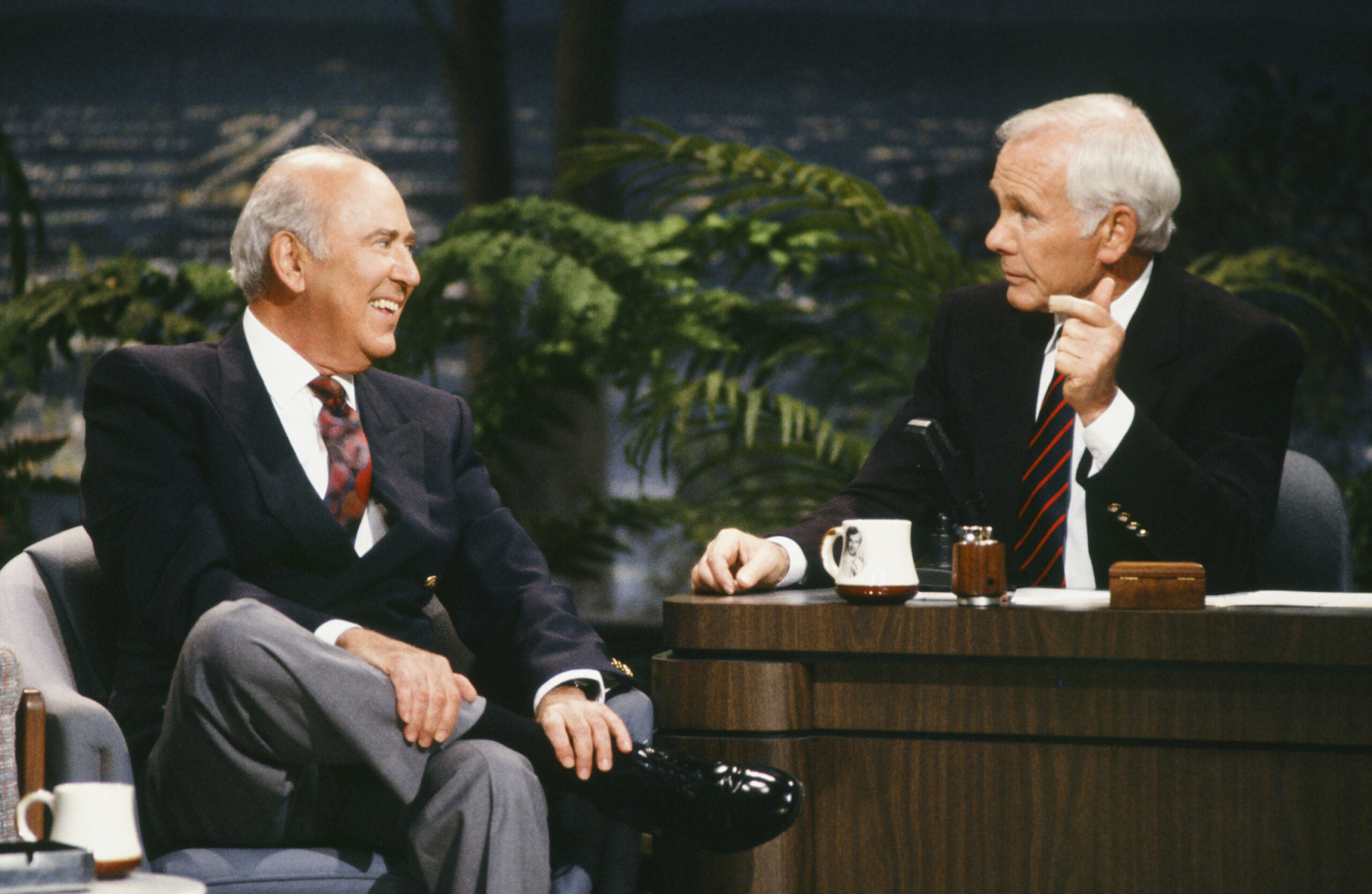  Il Tonight Show con Johnny è un programma televisivo di intrattenimento serale condotto da Johnny Scaled. 