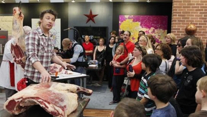 Jamie-Oliver-Food-Revolution è un movimento globale fondato dal celebre chef britannico Jamie Oliver. L'obiettivo del movimento è quello di combattere l'obesità e promuovere una dieta sana e sostenibile in tutto il mondo. Jamie Oliver ha lanciato la sua Food Revolution nel 2010, con l'obiettivo di educare le persone su come mangiare in modo sano e 