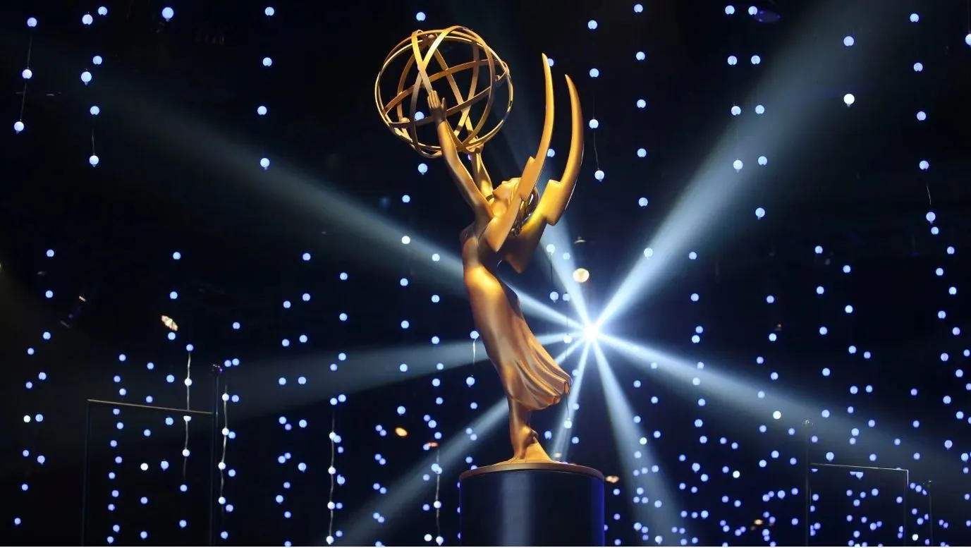  Primetime-Emmy-Awards sont des récompenses annuelles décernées par l'Académie des arts et des sciences de la télévision pour honorer l'excellence dans la programmation télévisée diffusée en soirée aux États-Unis. 